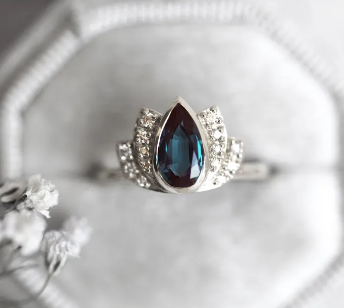 Capucinne Rings Lakshmi Alexandrite Ring